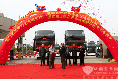 40辆金旅XML6128天骄CNG客车在简单而热烈的交接车仪式