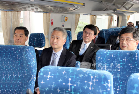 香港行政长官梁振英一行搭乘大金龙纯电动商务通勤车亲身体验大金龙新能源客车产品