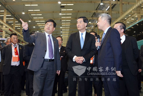 香港行政长官梁振英一行在大金龙总装车间考察