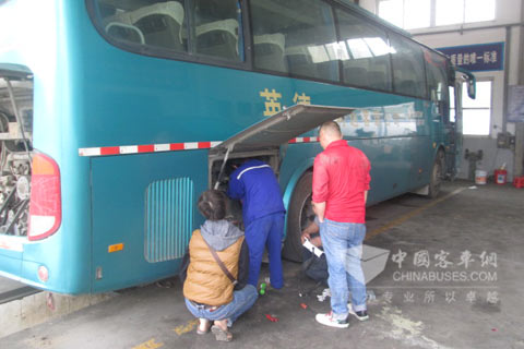 宇通广州中心站售后人员正在为客户检修车辆