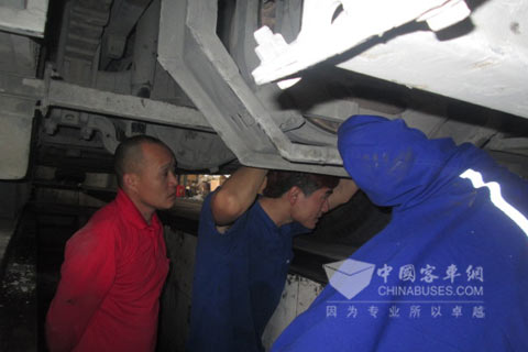 宇通广州中心站售后人员仔细检修客户车辆