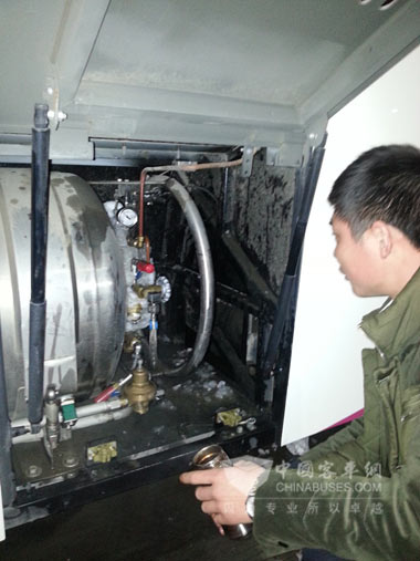 宇通江苏地区售后服务员毛吉园正在为客户检修车辆