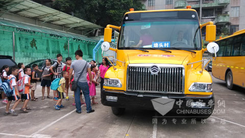 孩子们井然有序乘坐校车