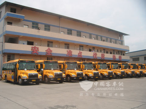 现役服务的金旅校车