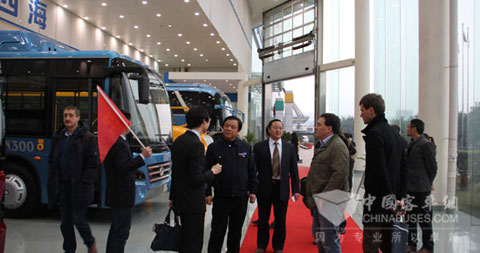 俄罗斯14州省级领导及企业代表团参观恒通客车