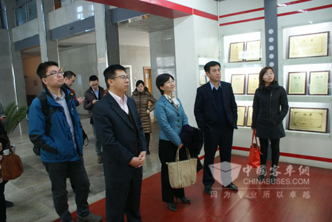 中通客车董事长李树朋向采访团介绍公司情况