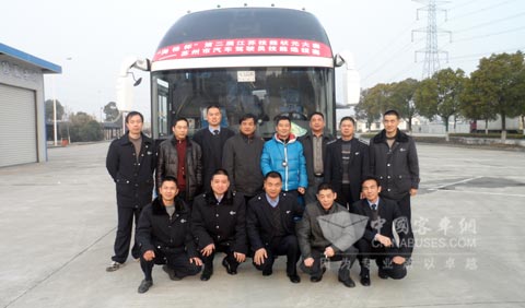 参赛驾驶员在海格大巴前合影留念