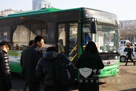 沈阳市民纷纷乘坐体验宇通插电式混合动力公交车