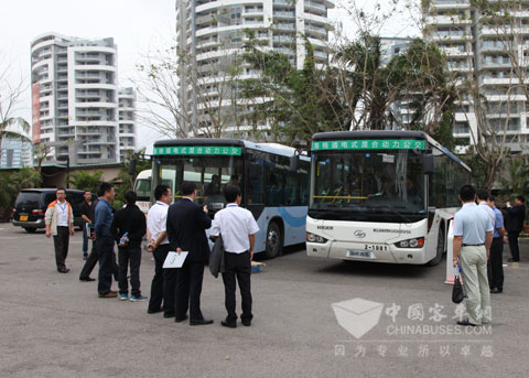 分享会后共同参观体验海格插电式新能源客车