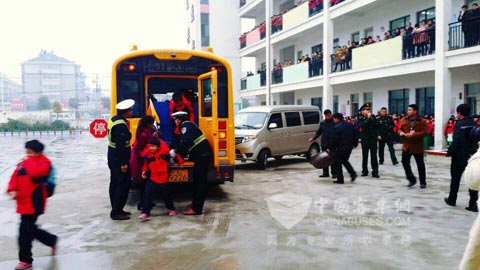 逃生安全演练进行中