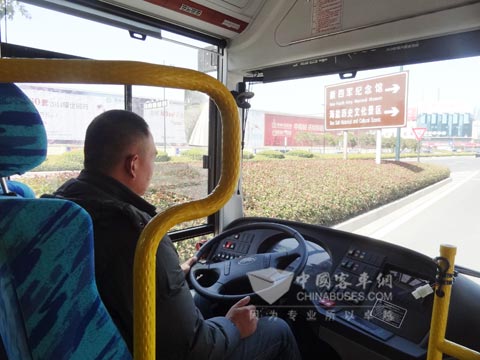 宇通插电式混合动力公交在盐城30路公交线路试运营