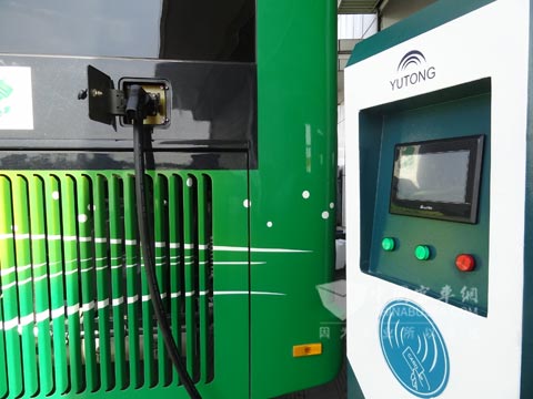 宇通插电式混合动力公交正在充电.