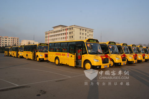 排列整齐的中通校车