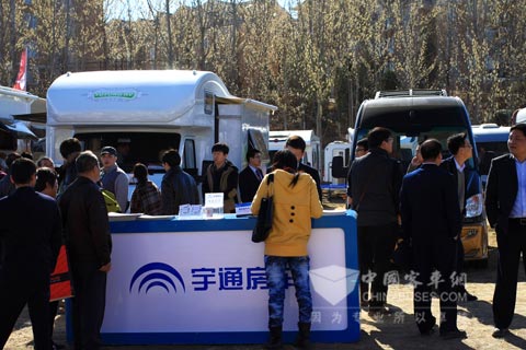 宇通房车展台引来无数房车爱好者参观体验