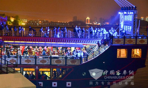 小龙威公益环岛巡游