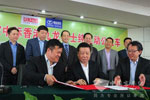 青年与香港九龙巴士纯电动公交车签约