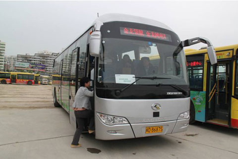 　体验市民登上大金龙纯电动商务通勤车