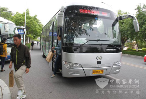 　体验市民抵达指定下车地点