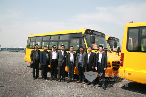 与海格校车合影