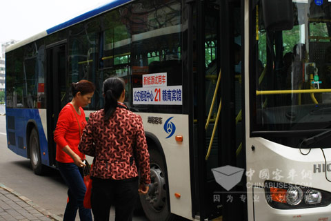 乘客纷纷登上海格新能源公交