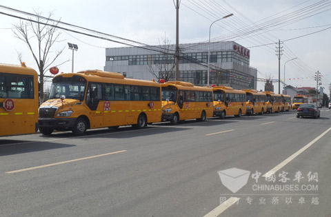 醒目明黄色车身的“大鼻子”宇通专用校车已成为博望区一道靓丽的风景线