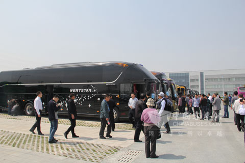 嘉宾参观亚星客车