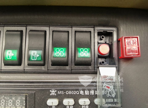 大金龙公交车内的自动爆玻按钮