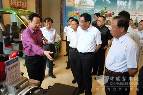 五洲龙董事长张景新带领全国政委调研组参观展览大厅