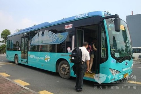 深圳街头的比亚迪纯电动公交车