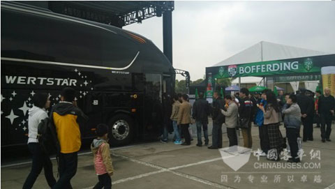 游客排队进车参观