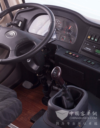 宇通客车前置9系车型驾驶区