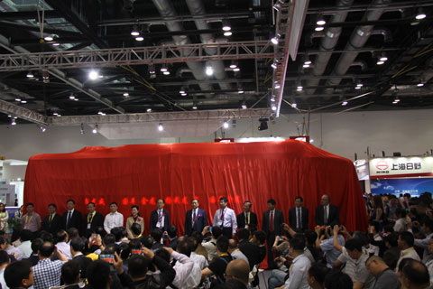 领导准备为新车揭幕