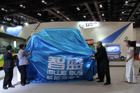 领导为新车揭幕