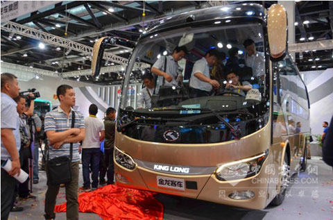 小龙威引得众人纷纷上车参观体验