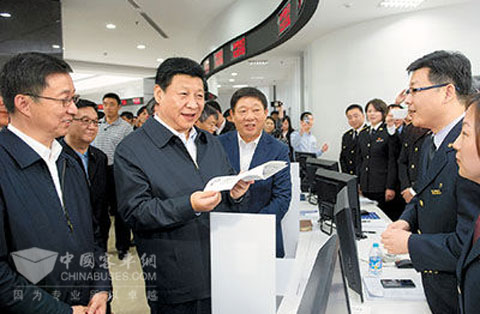 习近平在中国(上海)自由贸易试验区外高桥综合服务大厅与窗口工作人员交谈