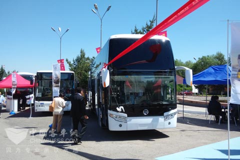 金旅针对当地市场设计优化的参展客车