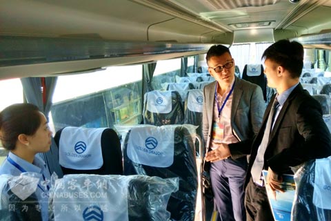 金旅向哈萨克斯坦客户介绍参展客车