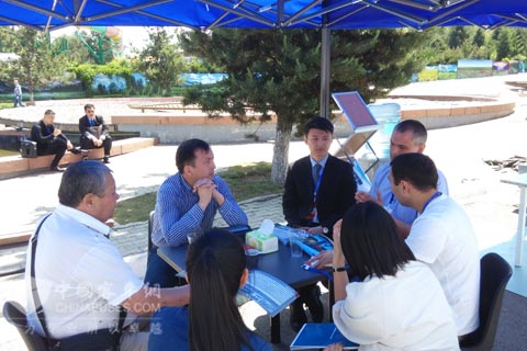 展会期间当地客户与金旅交流洽谈