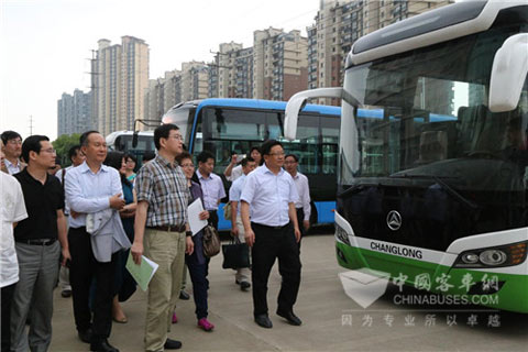 　国宏基金团队参观常隆客车设计产品