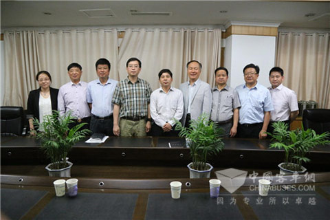 国宏金桥基金与扬州市经济和信息化委员会领导合影