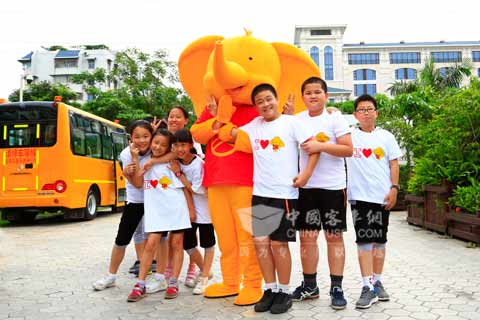 憨态可掬的小金象赢得孩子们的喜爱