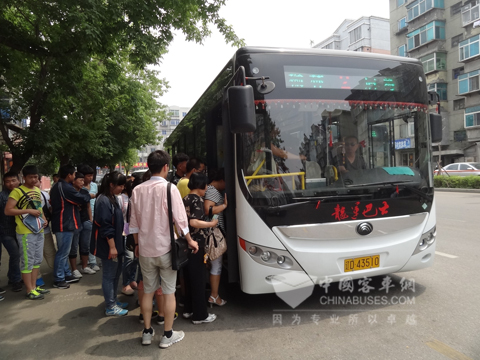 市民登上崭新的宇通新能源公交