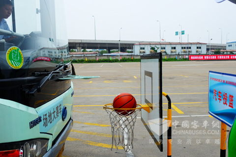 参赛选手正在进行汽车投篮项目