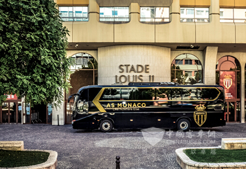 龙威在路易斯二世体育场为球队服务