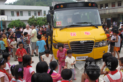 孩子们簇拥在海格校车边