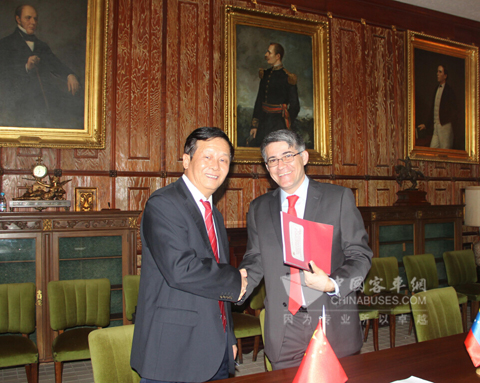 宇通客车董事长汤玉祥与委内瑞拉交通部长海曼•特鲁蒂署在当地合资建设客车工厂的框架协议