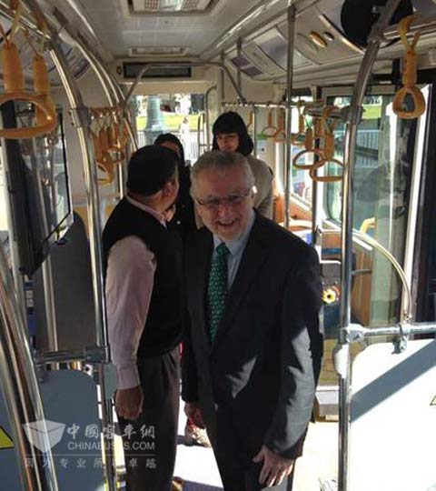 智利能源部部长兴奋体验比亚迪纯电动大巴