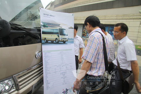 领导们在研究宝斯通客车详细参数