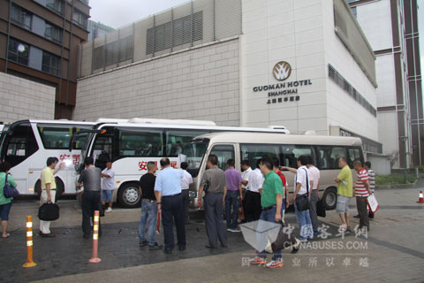 纷纷细雨依然挡不住领导赏车的热情