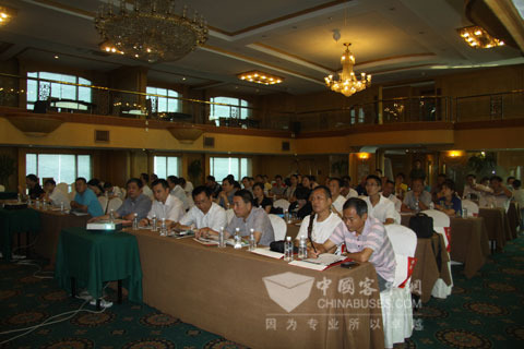 与会嘉宾认真听会